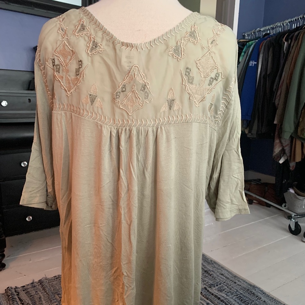 Womens Plus size 2x embroidered sheer/solid top